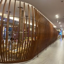 中山酒店定制隔断铝方通 2.5厚木纹铝格栅厂家 弧形铝方通装饰