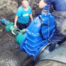 管道带压液压开孔钻 大口径DN800管道带压钻孔现场 鑫通达不停水开孔设备