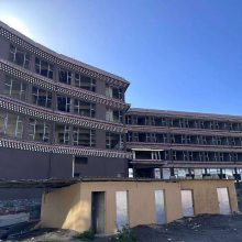 自建房屋顶为什么越来越多人用彩石金属瓦？