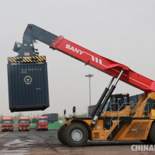 湖北襄樊出口起重机、运输机到东非各国全程专业客服海运专家