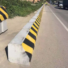 高速公路出入口分道指示行驶路障 黄黑条形防撞墩水泥墩