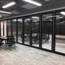 玻璃隔断晃动的原因有哪些？该怎么解决？