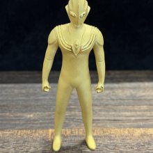 足金999奥特曼摆件 金重约100克 经典形象,真金打造 不只是摆件 更是一代人的回忆?