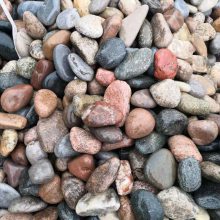 青岛长年出售3-5公分五彩石头，永顺五彩鹅卵石厂家