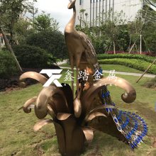 碧桂园小区装饰抽象不锈钢孔雀雕塑姿态相当优美