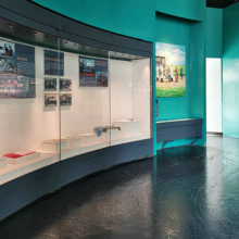 名俗文化馆弧形玻璃展柜订制 遥控侧开博物馆沿墙高柜