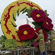 陕西铜川春节花雕户外节日布景公园春节灯光结合绿雕