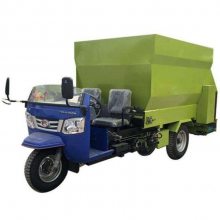 畜牧养殖业青贮喂料车 三轮车饲料抛洒机 牛羊自动投料机厂家