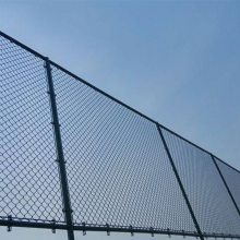 铁质围墙护栏 厂区安全隔离网 运动场地围网 膨胀螺丝地面固定