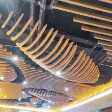 贵阳商场定制木纹铝方通吊顶 弧形铝格栅厂家 造型铝方通