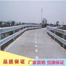 高速公路两边防撞波形护栏 绿色喷塑工艺 立柱2米间距