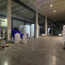 15吨牛筋料PE水箱厂,滚塑一次成型抗紫外线塑料水塔