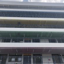 青岛学校走廊定制白色铝方通吊顶 U型铝格栅装饰厂家