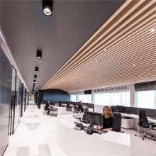 广州豪顶 铝方通吊顶木纹u型方通铝格栅天花吊顶隔断长条装饰材料定制厂家