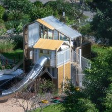 度假村木屋滑梯设施 不锈钢非标滑梯 户外亲子乐园滑梯