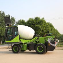 云南保山自动上料搅拌车 自上料小行型搅拌车价格