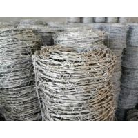 合肥带刺铁丝围栏网——12*14#工厂围墙专用双股拧镀锌刺绳多少钱一吨？
