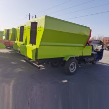 包头市养殖牛羊自动撒料车 省人力饲料喂料车 养殖场自动投料车