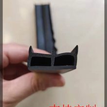 专业生产 铝窗防撞条 PET塑胶密封条 T形隔音塑胶护角条