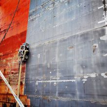 船舶涂装施工前，爬壁机器人对船体表面的除漆除锈作业