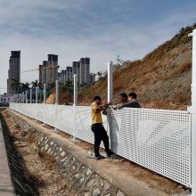 湛江市雷州区村道河岸施工临边护栏 白色穿孔透风围蔽板