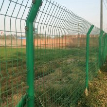 农场围墙铁丝网围栏 浸塑工地钢丝网围挡 山区封闭网