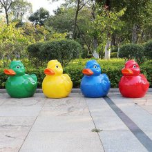 广州游乐场儿童公园玻璃钢卡通小黄鸭雕塑动物公仔玩偶摆件