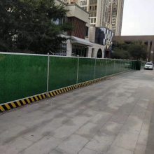 单面绿色仿真小草扣板围挡 街道简易封闭移动彩钢围栏板
