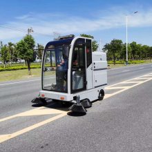 成都市区道路步行街保洁清扫车 多功能驾驶式扫地车洁路美2000G 清洗扫地车哪里买好用