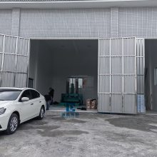 側(cè)面移動垂直式垃圾壓縮機設(shè)備 環(huán)衛(wèi)垃圾處理中轉(zhuǎn)站日處理量可達80-100噸