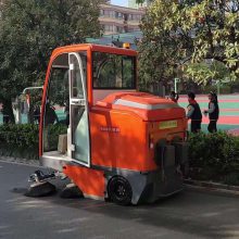 深圳市***技术学校操场跑到校园清扫车 凯迪斯驾驶式扫地机S10租售