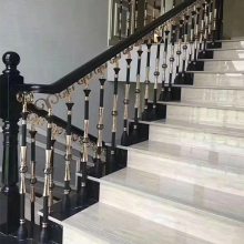 滕州 自建房楼房雕花镂空楼梯扶立柱 细节成就庄重优雅