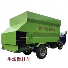 柴油拌料撒料机 大型农场牛羊撒料车 喂牛羊双侧撒草车