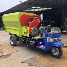 畜牧养殖业青贮喂料车 三轮车饲料抛洒机 牛羊自动投料机厂家