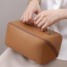 2022新款化妆包 女大容量便携ins***感网红旅行化妆品洗漱收纳袋