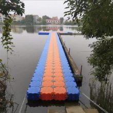 水面漂浮筒水上游乐便携式行走浮桥聚乙烯材质游船泊位浮筒
