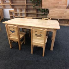 南宁新款幼儿园大小班原木双层两人桌儿童家具