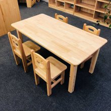 广西幼儿园木质桌椅 儿童松木橡木小方桌幼教家具