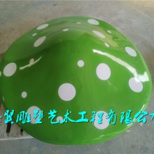 农场以蘑菇为主题玻璃钢七彩蘑菇模型雕塑对孩子来说，简直是惊喜了！