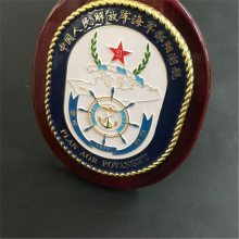 订做中人民解放军海军金属盾牌 海军保定舰木质金属奖牌