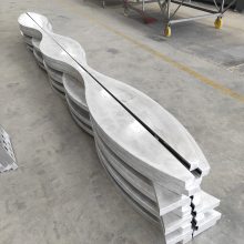 贵阳样板间定制弧形铝方通吊顶 2.5厚木纹铝格栅装饰