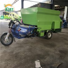 羊场撒料车 柴油大型抛草料机 驴场喂养投料车