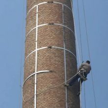 烟囱顶口修补加固 烟囱裂缝扁钢加固 烟囱筒身风化水泥粉刷加固