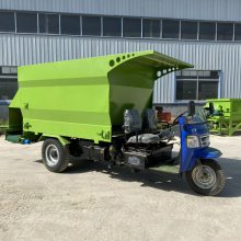 带粉碎搅拌喂料车 小型3立方撒料车 牛场饲料抛料车