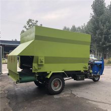 包头市养殖牛羊自动撒料车 省人力饲料喂料车 养殖场自动投料车