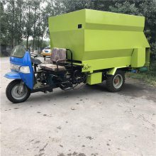 畜牧养殖业青贮喂料车 三轮车饲料抛洒机 牛羊自动投料机厂家