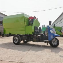电动撒料车走进各地牧场 济宁成本价出售喂料车 润丰撒料车