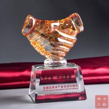 项目合作纪念品，水晶握手摆件，开业周年纪念摆件定制