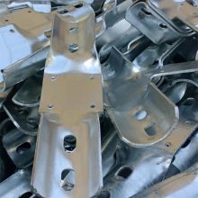 奶牛牛卧床80方管立柱抱卡连接件 牛卧床安装用的十字抱箍配件