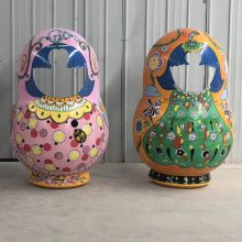俄罗斯套娃模型吉祥娃娃道具复活节七彩民族风姑娘玻璃钢雕塑